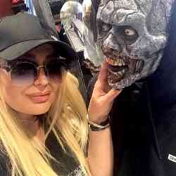 Single Armenian woman in Paris, Франция, France