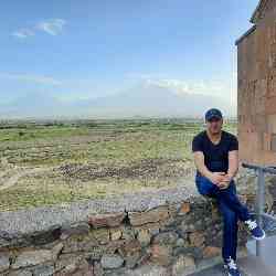 Single Armenian man in Paris, Франция, France