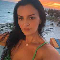 Single Armenian woman in Los Angeles, California, United States