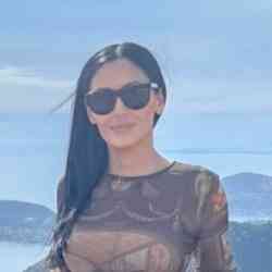 Single Armenian woman in Los Angeles, California, United States