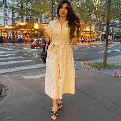Single Armenian woman in Paris, Франция, France
