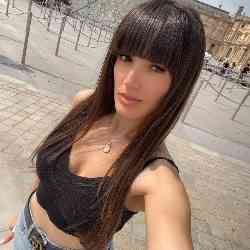 Single Armenian woman in Paris, Франция, France